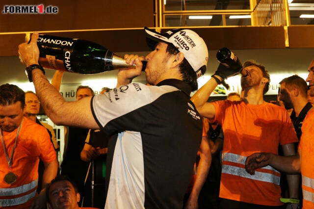 Foto zur News: Durfte sich zurecht einen Schluck aus der Pulle gönnen: Sergio Perez jubelte nach seinem dritten Platz genau wie...