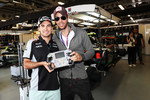 Foto zur News: Sergio Perez (Force India) mit Enqrique Iglesias