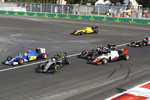 Foto zur News: Nico Hülkenberg (Force India) und Jolyon Palmer (Renault)