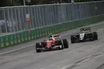Foto zur News: Kimi Räikkönen (Ferrari) und Sergio Perez (Force India)