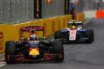 Foto zur News: Daniel Ricciardo (Red Bull) und Rio Haryanto (Manor)