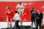 Foto zur News: Sebastian Vettel (Ferrari), Nico Rosberg (Mercedes) und Sergio Perez (Force India)