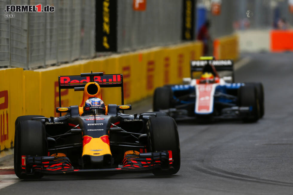 Foto zur News: Daniel Ricciardo (Red Bull) und Rio Haryanto (Manor)