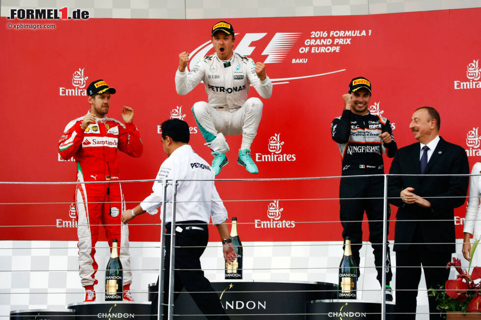 Foto zur News: Sebastian Vettel (Ferrari), Nico Rosberg (Mercedes) und Sergio Perez (Force India)