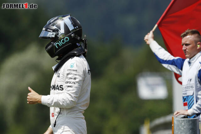 Foto zur News: Nico Rosberg: Nach der Kollision mit Lewis Hamilton wirkte er ziemlich genervt. Klicken Sie sich jetzt noch einmal durch die Highlights des Rennens in Spielberg!