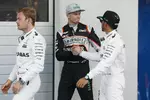 Foto zur News: Nico Hülkenberg (Force India) und Lewis Hamilton (Mercedes)