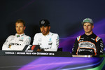 Foto zur News: Nico Rosberg (Mercedes), Lewis Hamilton (Mercedes) und Nico Hülkenberg (Force India)