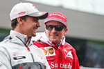 Foto zur News: Esteban Gutierrez (Haas) und Kimi Räikkönen (Ferrari)