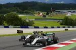 Foto zur News: Nico Rosberg (Mercedes) und Nico Hülkenberg (Force India)