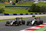 Foto zur News: Carlos Sainz (Toro Rosso) und Sergio Perez (Force India)
