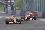 Foto zur News: Kimi Räikkönen (Ferrari) und Sebastian Vettel (Ferrari)