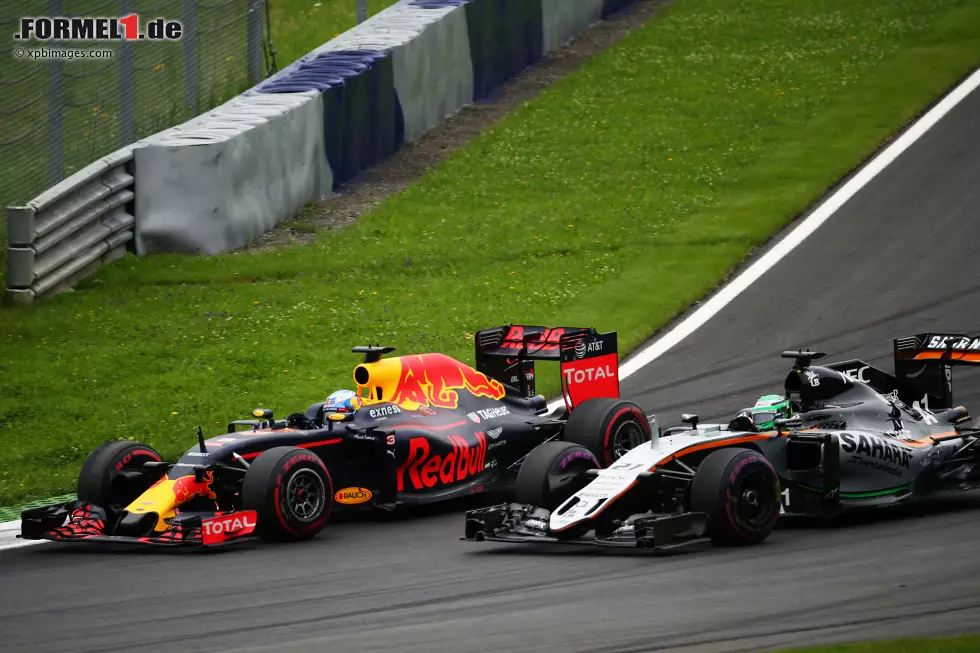 Foto zur News: Daniel Ricciardo (Red Bull) und Nico Hülkenberg (Force India)