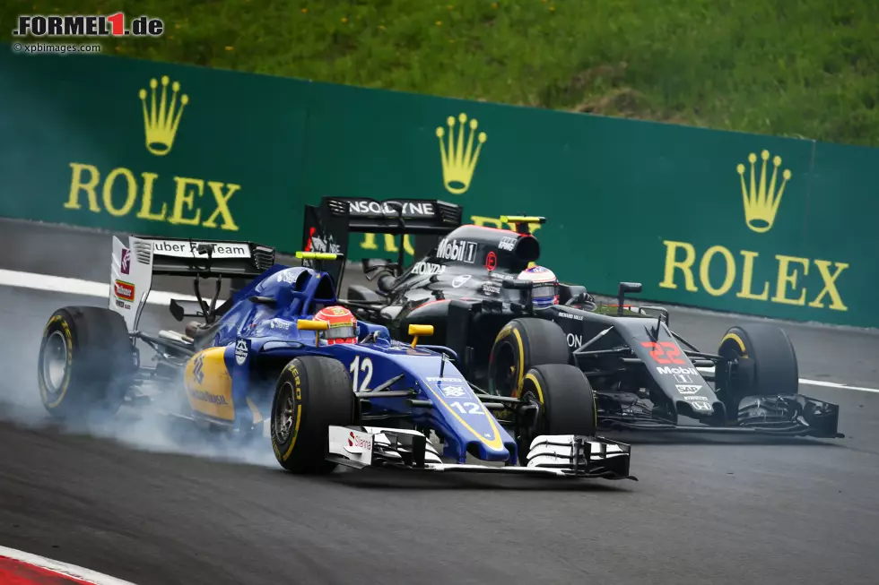 Foto zur News: Felipe Nasr (Sauber) und Jenson Button (McLaren)