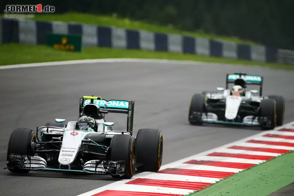 Foto zur News: Nico Rosberg (Mercedes) und Lewis Hamilton (Mercedes)