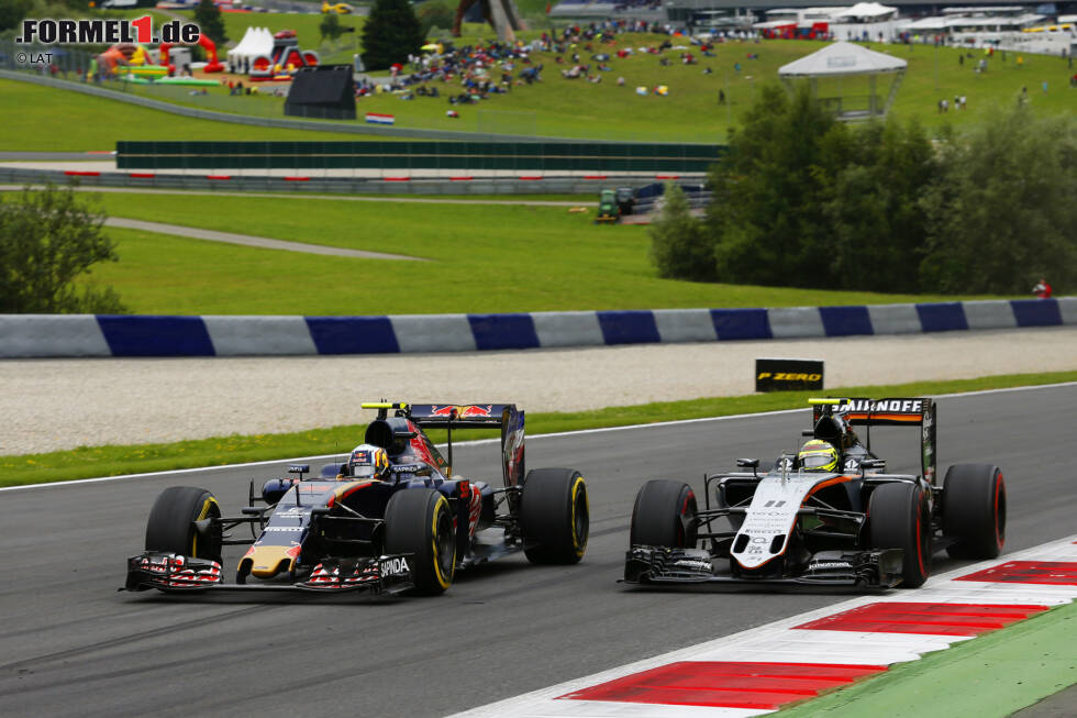 Foto zur News: Carlos Sainz (Toro Rosso) und Sergio Perez (Force India)
