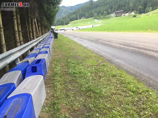 Foto zur News: Die Westschleife ist mit Leitplanken und Asphaltband noch komplett vorhanden.