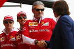 Foto zur News: Kimi Räikkönen (Ferrari), Sebastian Vettel (Ferrari) und Maurizio Arrivabene