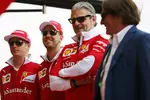 Foto zur News: Kimi Räikkönen (Ferrari), Sebastian Vettel (Ferrari) und Maurizio Arrivabene