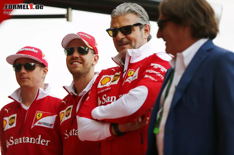 Foto zur News: Kimi Räikkönen (Ferrari), Sebastian Vettel (Ferrari) und Maurizio Arrivabene