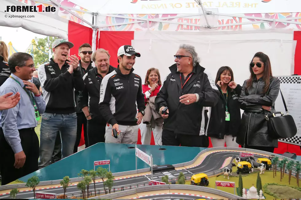 Foto zur News: Vijay Mallya und Sergio Perez (Force India)