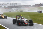Foto zur News: Esteban Gutierrez (Haas) und Kevin Magnussen (Renault)