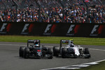 Foto zur News: Fernando Alonso (McLaren) und Valtteri Bottas (Williams)