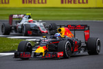 Foto zur News: Daniel Ricciardo (Red Bull) und Esteban Gutierrez (Haas)