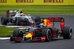 Foto zur News: Daniel Ricciardo (Red Bull) und Esteban Gutierrez (Haas)