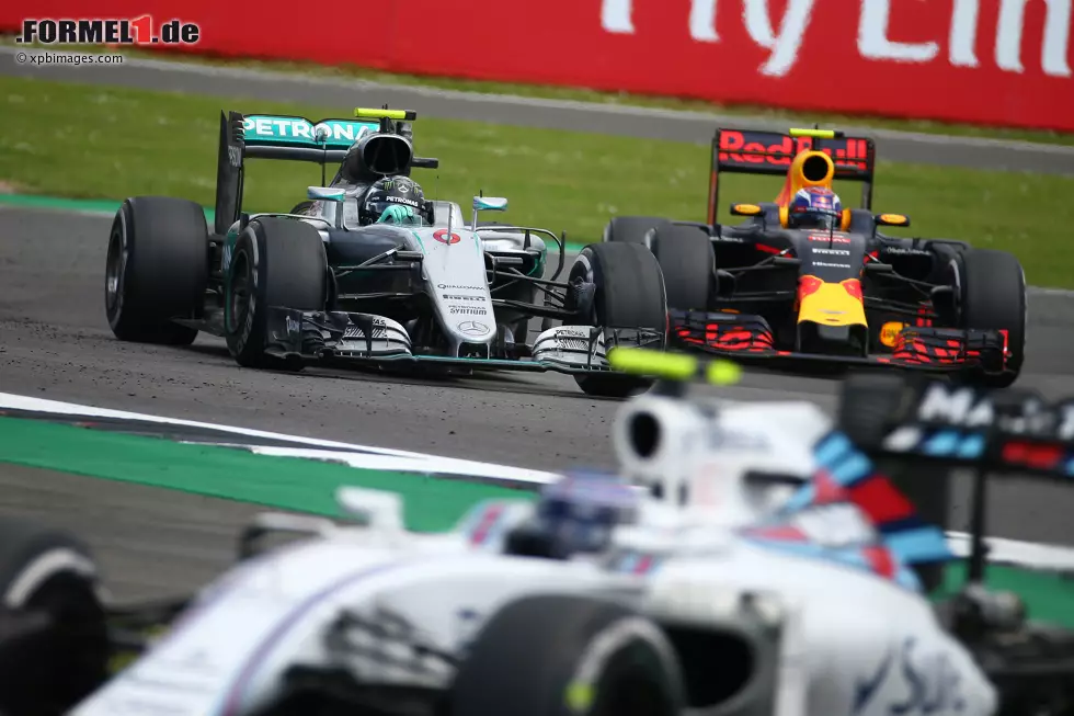 Foto zur News: Nico Rosberg (Mercedes) und Max Verstappen (Red Bull)