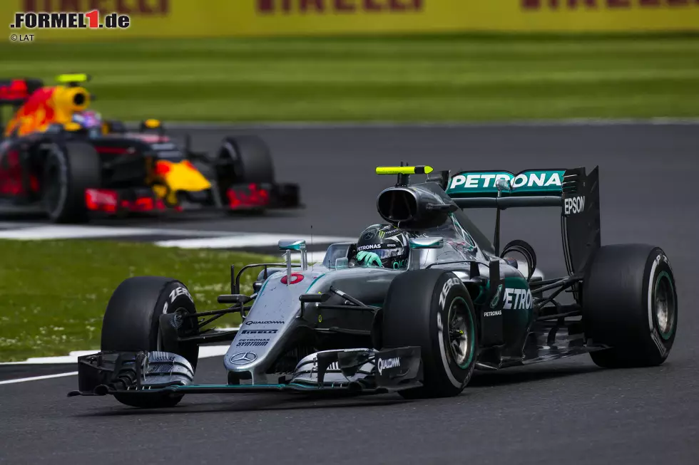 Foto zur News: Nico Rosberg (Mercedes) und Max Verstappen (Red Bull)