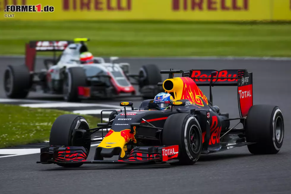 Foto zur News: Daniel Ricciardo (Red Bull) und Esteban Gutierrez (Haas)