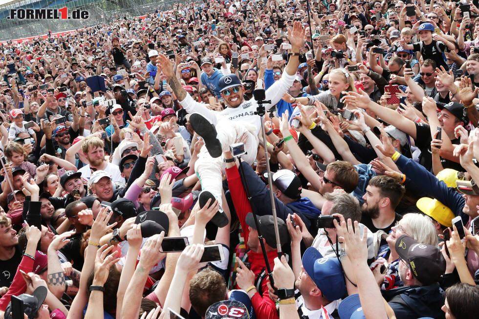 Foto zur News: Lewis Hamilton stürzte sich nach seinem Sieg ins Bad der britischen Fans