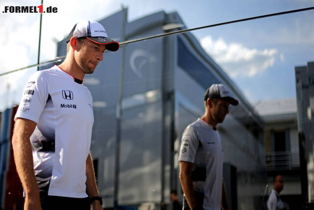 Foto zur News: McLaren-Pilot Jenson Button kann sich mit der Neuregelung ebenfalls anfreunden: "Ich glaube, es wird funktionieren, und ich halte es für eine interessante Idee. Ziemlich cool!"