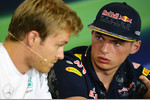 Foto zur News: Nico Rosberg (Mercedes) und Max Verstappen (Red Bull)