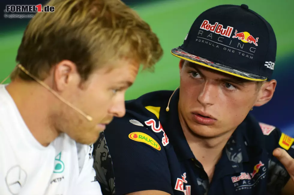 Foto zur News: Nico Rosberg (Mercedes) und Max Verstappen (Red Bull)