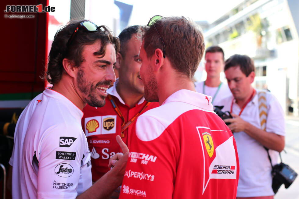 Foto zur News: Fernando Alonso (McLaren) und Sebastian Vettel (Ferrari)