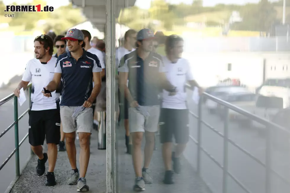 Foto zur News: Carlos Sainz (Toro Rosso) und Fernando Alonso (McLaren)