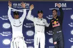 Foto zur News: Nico Rosberg (Mercedes), Lewis Hamilton (Mercedes) und Daniel Ricciardo (Red Bull)