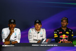 Foto zur News: Lewis Hamilton (Mercedes), Nico Rosberg (Mercedes) und Daniel Ricciardo (Red Bull)