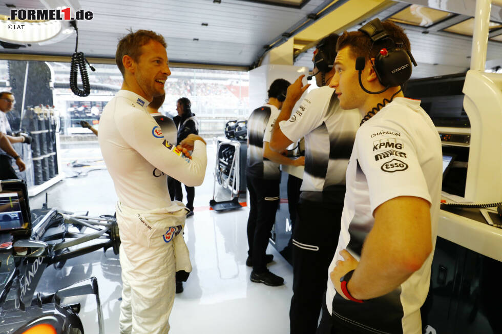 Foto zur News: Jenson Button (McLaren) und Stoffel Vandoorne