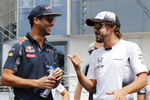 Foto zur News: Daniel Ricciardo (Red Bull) und Fernando Alonso (McLaren)