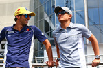 Foto zur News: Felipe Nasr (Sauber) und Rio Haryanto (Manor)
