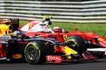 Foto zur News: Max Verstappen (Red Bull) und Kimi Räikkönen (Ferrari)