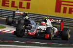Foto zur News: Esteban Gutierrez (Haas) und Sergio Perez (Force India)