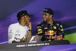 Foto zur News: Lewis Hamilton (Mercedes) und Daniel Ricciardo (Red Bull)