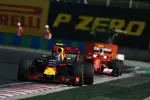 Foto zur News: Max Verstappen (Red Bull) und Kimi Räikkönen (Ferrari)