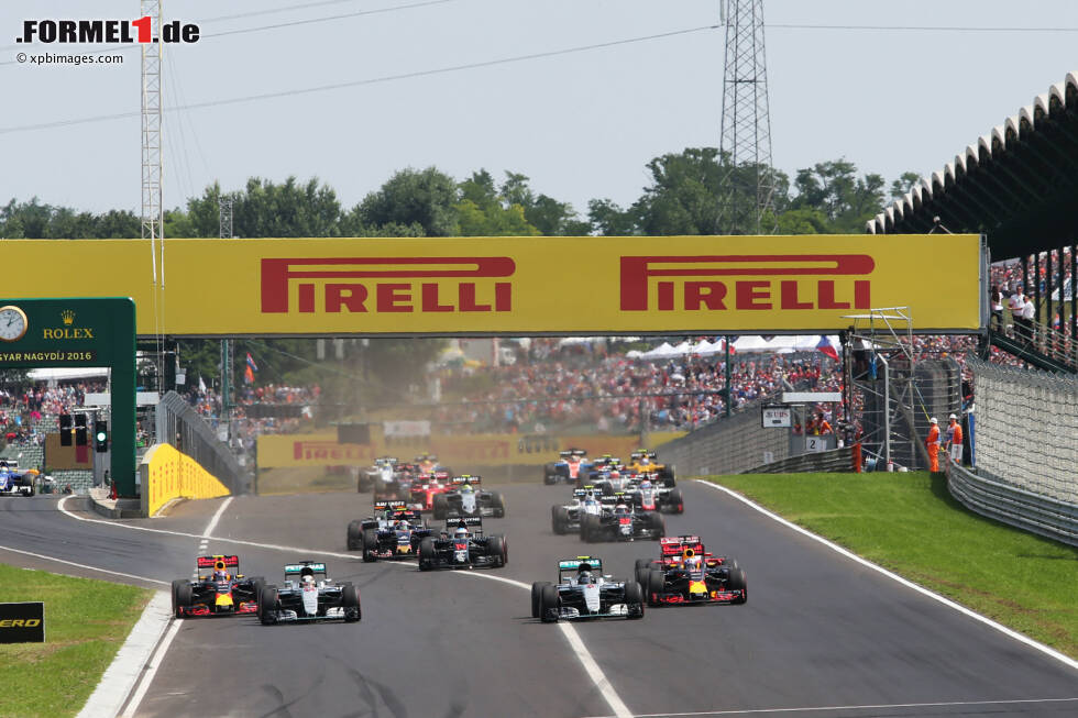 Foto zur News: Max Verstappen (Red Bull), Lewis Hamilton (Mercedes), Nico Rosberg (Mercedes) und Daniel Ricciardo (Red Bull)