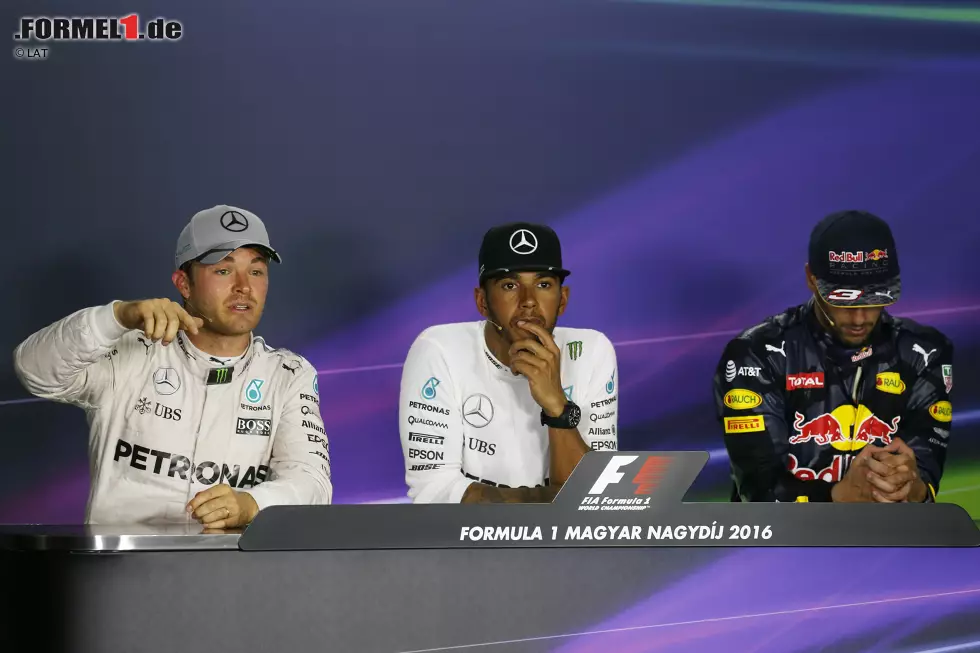 Foto zur News: Nico Rosberg (Mercedes), Lewis Hamilton (Mercedes) und Daniel Ricciardo (Red Bull)