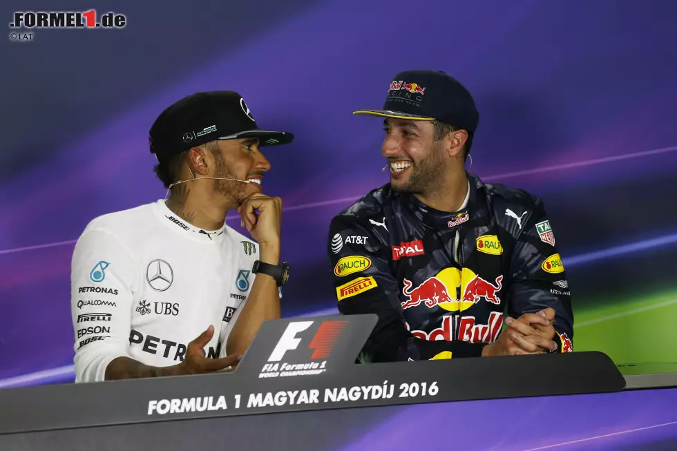 Foto zur News: Lewis Hamilton (Mercedes) und Daniel Ricciardo (Red Bull)