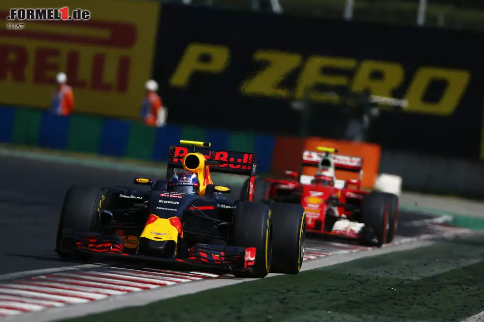 Foto zur News: Max Verstappen (Red Bull) und Kimi Räikkönen (Ferrari)